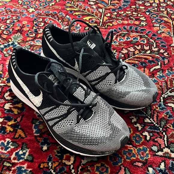 Nike Flyknit Trainers Oreo - Picture 2 of 3
